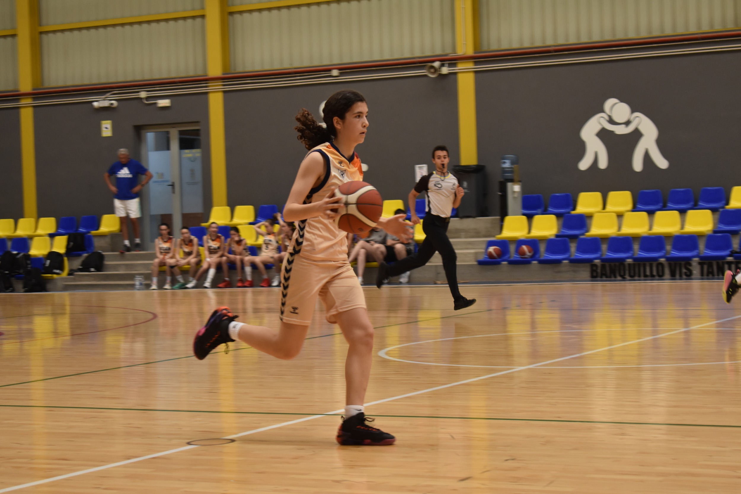 Jugadora del UCAM Murcia en acción durante un partido